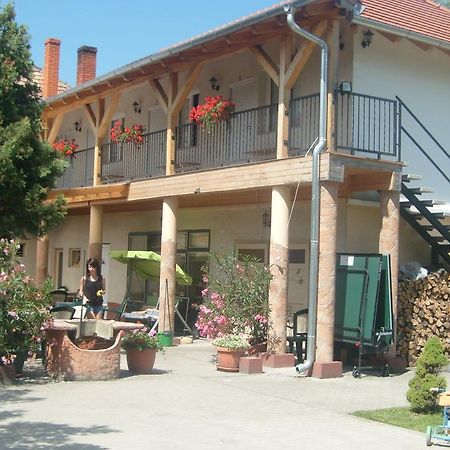 Harsfavirag Vendeghaz Bed & Breakfast Papa Ngoại thất bức ảnh
