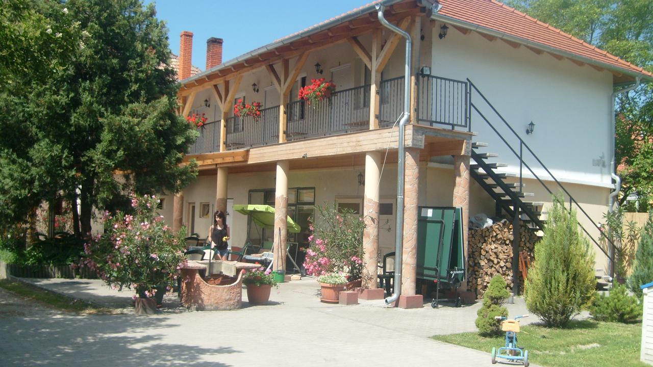 Harsfavirag Vendeghaz Bed & Breakfast Papa Ngoại thất bức ảnh
